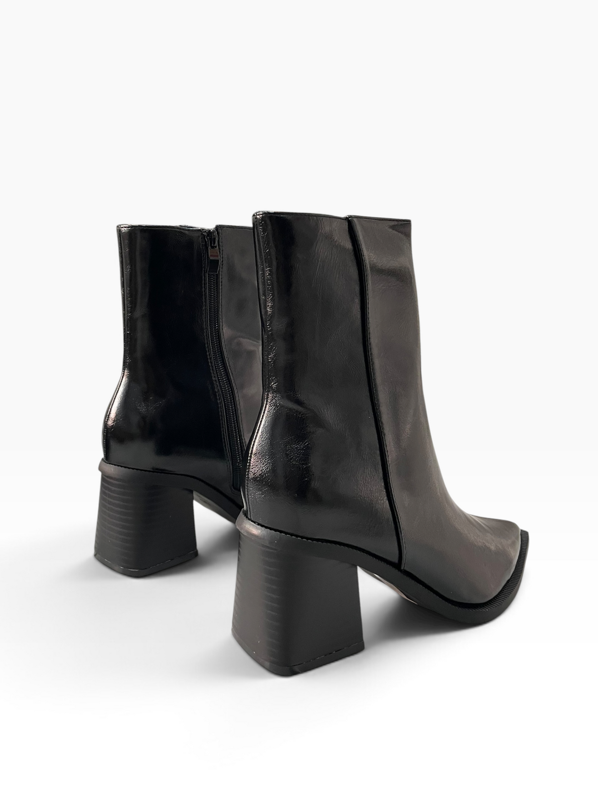 Μυτερά Ankle boots με Glossy δερμα