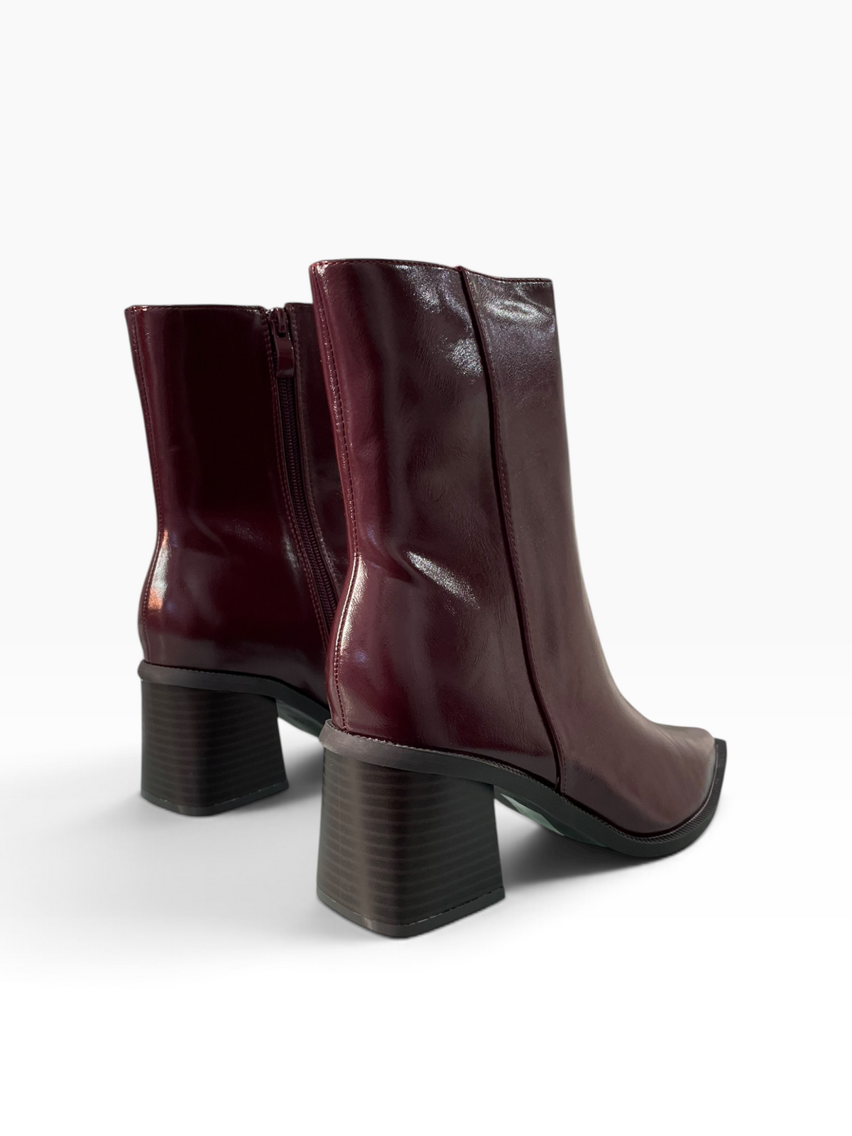 Μυτερά Ankle boots με Glossy δερμα