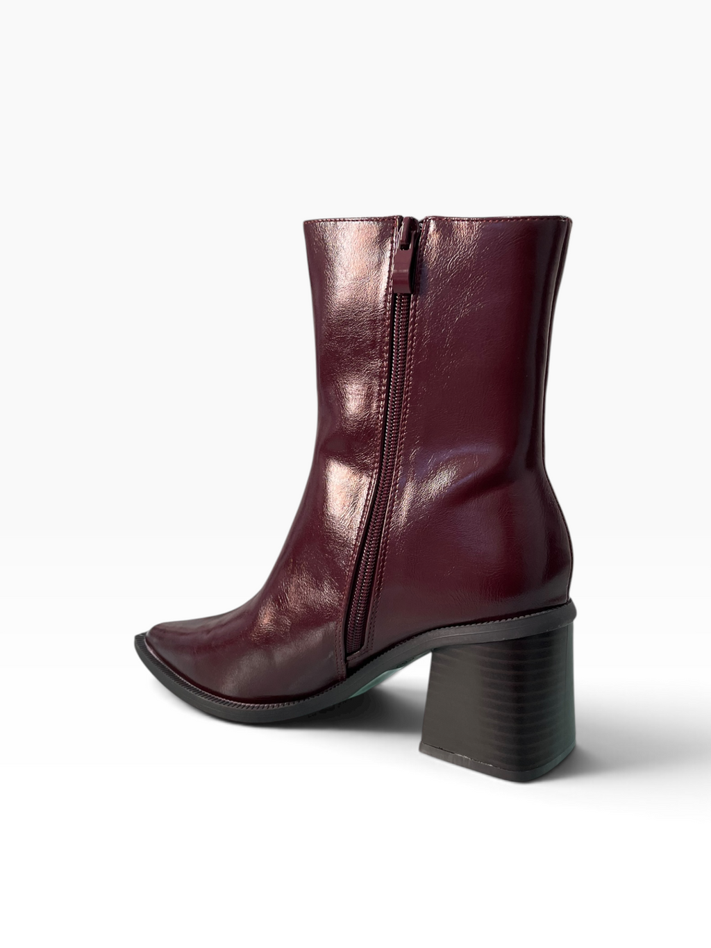 Μυτερά Ankle boots με Glossy δερμα