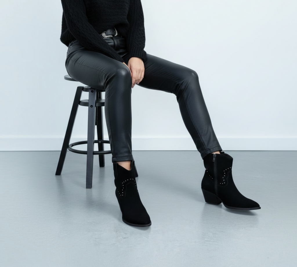 Western Suede Μποτάκια με Μεταλλικά Τρουκς